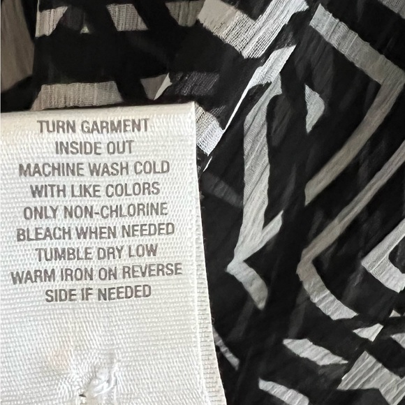 Dressbarn Blouse Top Black White Semi Sheer Cold Shoulder Plus Sz 2X - Picture 9 of 9